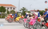 Thí sinh hoa hậu trải nghiệm xích lô du lịch dạo phố