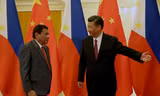 Tổng thống Philippines Rodrigo Duterte (trái) trong một lần hội kiến với chủ tịch Trung Quốc Tập Cận Bình. Ảnh: Rappler