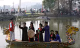 Liền anh, liền chị hát quan họ trên thuyền rồng ở Bắc Ninh. Ảnh: Ngọc Châu