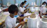 Người lao động mong sớm có lương thưởng Tết 2019 để yên tâm làm việc (ảnh chụp tại Công ty TNHH Minh Hưng Long, Q.9)