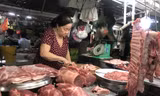 Giá heo hạ nhiệt nhưng còn cao nên vẫn rất ế ẩm. Ảnh: Uyên Phương