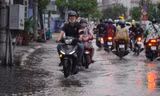 Đường ngập do triều cường, người dân TPHCM chật vật lội nước về nhà