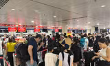 Sân bay Tân Sơn Nhất đông nghịt người chiều cuối năm