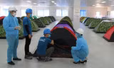 Nhiều nhà máy, doanh nghiệp, hộ kinh doanh phải tạm dừng hoạt động do dịch COVID-19, với khó khăn chồng chất. Ảnh khu nghỉ tại nhà máy của công nhân để duy trì sản xuất trong bối cảnh dịch bệnh.