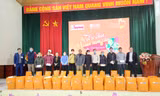 30 hộ dân nghèo ở thị trấn Đồng Mỏ nhận quà tết của chương trình -Ảnh: Duy Chiến 