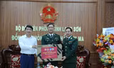 Trung ương Đoàn tặng quà cho Đồn Biên phòng Chi Ma -Ảnh: Duy Chiến 