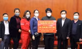 Đại diện đơn vị, nhà hảo tâm ở thị trấn Đồng Đăng, huyện Cao Lộc trao tiền hỗ trợ cho anh Tuấn. Ảnh: Duy Chiến