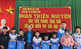 Tặng quà cho các em học sinh vùng ba Bằng Hữu .Ảnh: Duy Chiến 