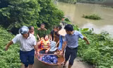 Vượt lũ đưa bệnh nhân đi bệnh viện cấp cứu. 