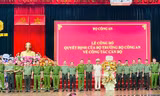 Thượng tá Lê Đăng Khoa (giữa) nhận hoa chúc mừng của lãnh đạo Công an tỉnh Lạng Sơn. (ảnh: Duy Chiến)