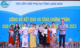 Trao giải những khởi nghiệp xuất sắc. Ảnh: Duy Chiến 