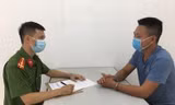 Đối tượng Chiêu (bìa phải) khai nhận hành vi tại cơ quan công an -Ảnh: G. Hưng