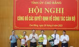 Những cán bộ được bổ nhiệm nhận hoa chúc mừng. Ảnh: CB