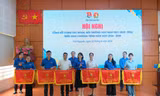 Các tập thể nhận cờ thi đua. 