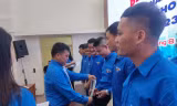 Trao giấy chứng nhận tập huấn nghiệp vụ Đoàn. Ảnh: Duy Chiến 