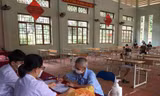Ngành y tế huyện Bình Gia xét nghiệm và làm thủ tục cho công dân hoàn thành thòi gian cách ly ỏ địa phương .Ảnh: TL