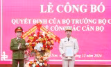 Đại tá Nguyễn Tiến Trung nhận quyết định bổ nhiệm Giám đốc công an tỉnh Lạng Sơn (ảnh: Duy Chiến)