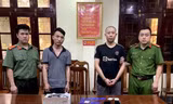 Đối tượng Nguyễn Nhất Lâm và Lê Minh Tân (giữa) tại cơ quan công an -Ảnh: A.K