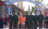 Thầy cô giáo, học sinh và đồng bào các dân tộc thiểu số ở biên giới nhận quà hỗ trợ của các lực lượng công tác tại cửa khẩu Chi Ma. Ảnh: Duy Chiến 