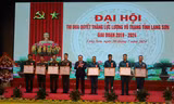Tôn vinh tập thể xuất săc. Ảnh: Duy Chiến 