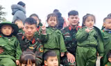 Vui cùng các chú Bộ đội Lạng Sơn (ảnh: Duy Chiến)