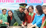 Cùng nhân dân gói bánh chưng tặng người nghèo biên giới. Ảnh: Duy Chiến 