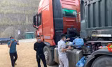 Việc nấu nướng, sinh hoạt hàng ngày của cánh lái xe đường dài tại cửa khẩu Tân Thanh thực hiện tạm bợ, mất an toàn vệ sinh thực phẩm -Ảnh: Duy Chiến 