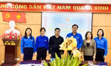 Tặng hoa chúc mừng tân Phó bí thư Tỉnh Đoàn Cao Bằng. 