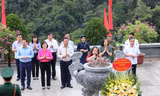 Dâng hương, dâng hoa tưởng nhớ Bác Hồ. 