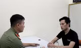 Đối tượng Đinh Ngọc Long (bìa phải) tại cơ quan công an -Ảnh: Duy Chiến 