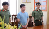 Lê Việt Hùng (giữa) bị khởi tố. 