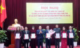 Ban lãnh đạo Sở Tài chính Lạng Sơn nhận quyết định, hoa chúc mừng. (Ảnh: Duy Chiến)