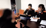Chị N ( bìa trái) tại cơ quan công an -Ảnh: CL