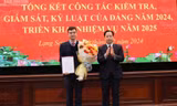 Ông Nguyễn Đức Thuận nhận Quyết định, hoa chúc mừng của lãnh đạo Tỉnh ủy Lạng Sơn. 