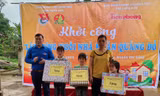Tặng quà gia đình em Thảo .Ảnh: Duy Chiến 
