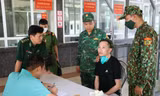 Đối tượng Vàng Vản Hờ (giữa) tại cơ quan Biên phòng tỉnh Cao Bằng -Ảnh: PV