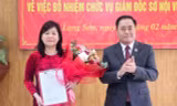 Bà Hoàng Thị Hiền, tân Giám đốc Sở Nội vụ tỉnh Lạng Sơn nhận Quyết định, hoa chúc mừng của lãnh đạo UBND tỉnh Lạng Sơn. Ảnh: Duy Chiến.