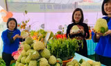 Người dân Chi Lăng phấn khởi với na trái vụ bội thu -Ảnh: Duy Chiến 