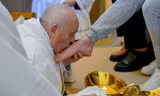 Giáo hoàng Francis thực hiện nghi lễ hôn chân tù nhân. (Ảnh: AP