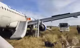 Một chiếc Airbus A320 của hãng Ural Airlines hạ cánh khẩn cấp gần làng Ubinskoye, vùng Novosibirsk, ngày 12/9/2023. (Ảnh: Bộ Khẩn cấp Nga)