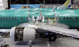 Một công nhân đi ngang qua chiếc 737 MAX-9 mới của Boeing đang được chế tạo tại cơ sở sản xuất ở Renton, Washington, Mỹ, ngày 13//2/2017. (Ảnh: Reuters)