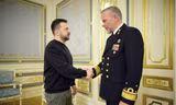 Tổng thống Ukraine Volodymir Zelensky gặp Chủ tịch ủy ban quân sự NATO Rob Bauer tại Kiev ngày 21/3. (Ảnh: Reuters)