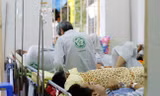 Bệnh nhân sốt xuất huyết đang điều trị tại BV Bạch Mai, Hà Nội. Ảnh: Như Ý