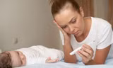 Sốt cao co giật do vi rút không làm hại não của trẻ, phải dừng ngay việc cho trẻ uống thuốc động kinh bởi thuốc rất hại cho sức khỏe của trẻ. Ảnh minh hoạ: Internet