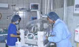PGS.TS Nguyễn Tiến Dũng – Nguyên Trưởng khoa Nhi, BV Bạch Mai luôn theo dõi sát sao và chỉ đạo kịp thời việc điều trị cho các bệnh nhi. Ảnh: Thế Anh