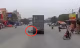 Clip: Xe máy SH tự ngã ra đường, 2 người tử vong dưới bánh container
