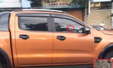 Vết đạn bắn trên kính phụ trước xe bán tải, vỏ đạn ở hiện trường (ảnh nhỏ)
