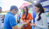 Á hậu Bùi Phương Nga - đại sứ Ngày thẻ Việt Nam 2020, cùng Người đẹp Nguyễn Hoàng Bảo Châu, top 10 Hoa hậu Việt Nam đồng thời là MC chương trình khai mạc trải nghiệm thẻ thông minh tại Sóng Festival 2020