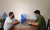 Chủ sòng Đặng Thế Hưng tại cơ quan công an. Ảnh: Nam Trần 
