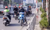 Dựng rào chắn trên vỉa hè, xe máy 'lách' ngược chiều dưới lòng đường